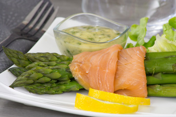 saumon fumé et asperges vertes