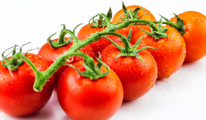 Tomaten auf weissem hintergrund 