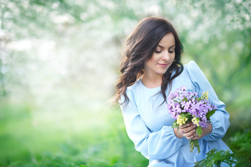 Naklejka premium girl with spring flowers