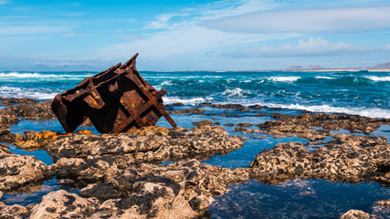 Metallschrott im meer an der Westsküste bei El Cotillo auf Fuerteventura 