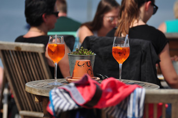 Sonntagmittag in der Strandbar, #Chillen am See und Aperol Spritz trinken, #chillige Fotografie 