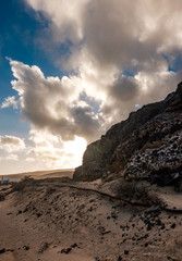 dicke Wolken hängen über der Lagune