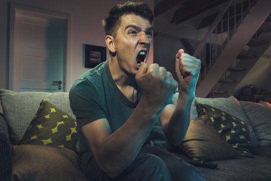 Mann zuhause vor dem Fernseher 