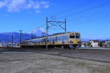 Fototapeta na wymiar 電車と富士山の風景
