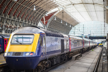 Obraz premium Pociągi opuszczające stację kolejową Paddington w Londynie