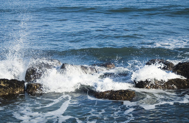 Obraz premium 海 波 波しぶき 岩 素材