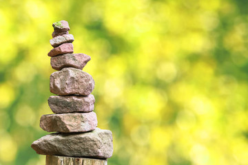 Steinpyramide vor unscharfem Hintergrund mit Bokeh