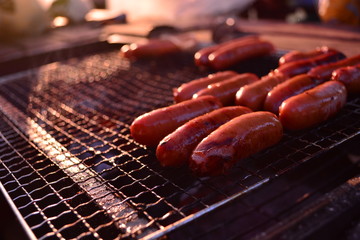 キャンプで朝食にウインナーを焼く