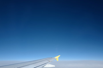 aile d'avion et ciel bleu