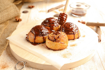 Шоколадные синнабоны и эклеры