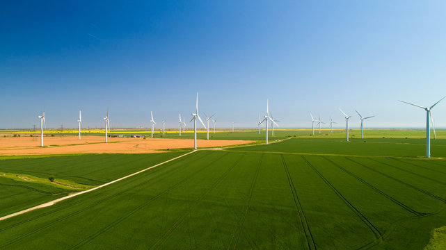 Eoliennes dans la campagne anglaise, pr&egrave;s de Rye