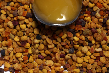 Blütenpollen Propolis mit Löffel