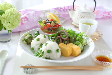 豆ご飯おにぎりのワンプレート