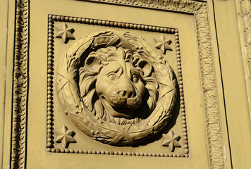 Obraz premium Old bas-relief with the head of a lion.
