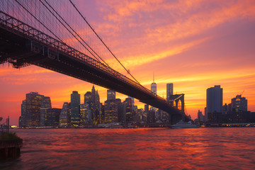 Naklejka na ściany i meble New-York skyline and Brooklyn bridge at sunset