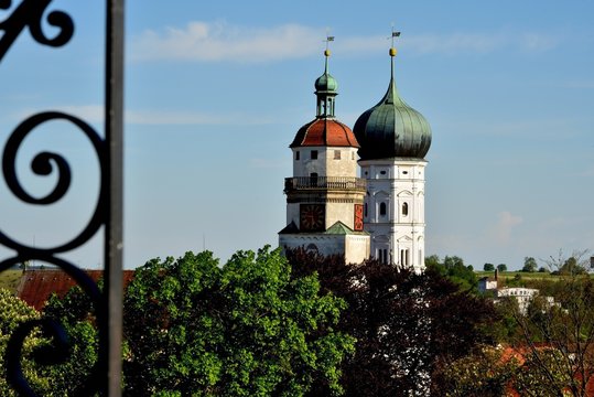 Kirche, Kircht&uuml;rme, Bauwerk, Architektur, alt, historisch, Geschichte, anreisen, Fremdenverkehr, Himmel, blau, Laub, gr&uuml;n, barock, romanik, Giengen/Brenz, Deutschland, europa, schw&auml;bische alb, fr&uuml;hlin
