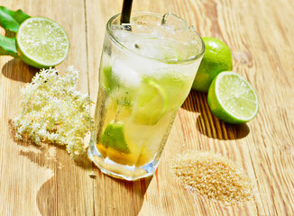 Hugo Cocktail mit Holunderblüte