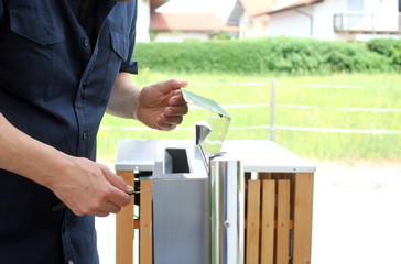 Briefkasten öffnen, schließen 