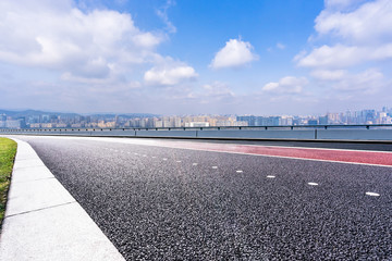 Naklejka premium empty road with modern office building