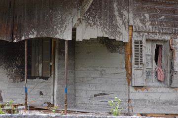 Hauswand mit Schlamm verschmiert