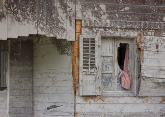 Hauswand mit Schlamm verschmiert