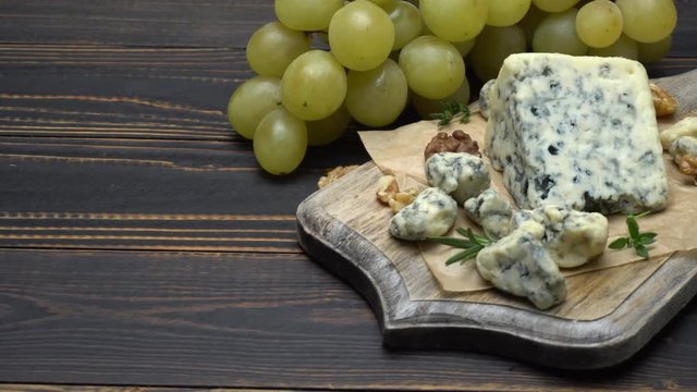 Video of roquefort or dorblu cheese and grapes