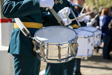 Fototapeta na wymiar The soldier in white gloves knocks on the drum. A military band plays drums in the army.