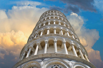 Prospettiva della torre pendente di Pisa