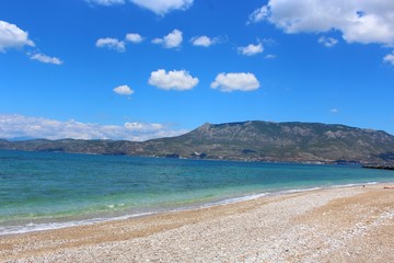 vue sur la montagne à partir de la plage