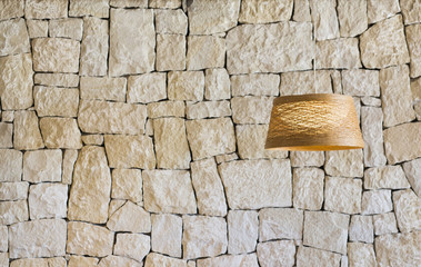 Lampara colgada fondo pared piedra