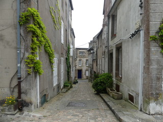 Fototapeta na wymiar Ruelle en Normandie - Alley in Normandy