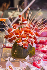 Delicioso y sabroso postre   Melón con trocitos de queso y  membrillo exquisito y saludable para una buena digestión