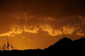 Nubes al atardecer en la montaña