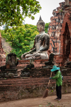 Siamesische Ruinenstadt Ayutthaya, Wat Mahathat: Buddha-Statue mit Thaifrau 