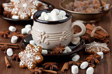Obraz na płótnie Canvas Cup of creamy hot chocolate with melted marshmallows and gingerbread cookies for christmas holiday