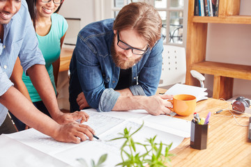 Mann und Team beim Brainstorming