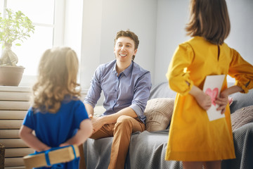 Obraz premium daughters congratulating dad