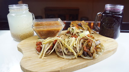 Tacos de carne, cecina, chorizo, longaniza, papas a la francesa, frijoles charros y aguas frescas
