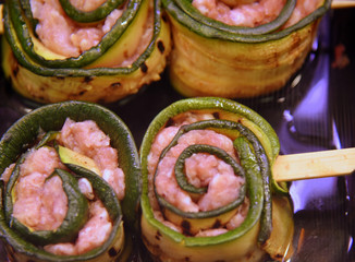 Frischer Tatar in Zucchinischeiben gerollt und mit Holzspießchen befestigt