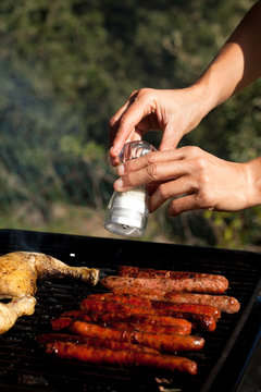 viande et saucisses cuites au barbecue 