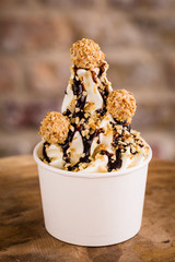 Frozen Yoghurt mit Nuss Pralinen