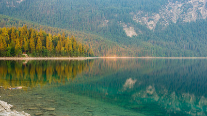 Sonnenaufgang am Eibsee in den Alpen im Sommer