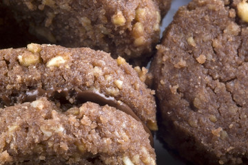 Biscotti rotondi con cioccolata e nocciole