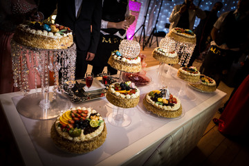 Le dessert est présenté lors de la célébration d'un mariage