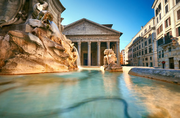 Brunnen auf der Piazza della Rotonda mit Parthenon hinter, Rom, Italien