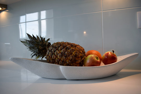 Pi&ntilde;a fresca, manzanas y naranja en un frutero