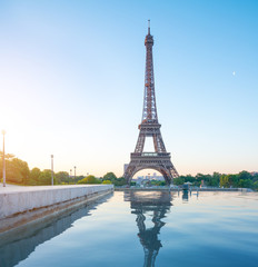 Obraz premium The eiffel tower in Paris at sunrise morning