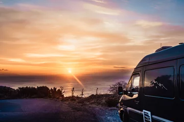 Photo sur Plexiglas Mer / coucher de soleil Camping-car sur la nature au lever du soleil. Voyager