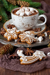 Obraz na płótnie Canvas Cup of creamy hot chocolate with melted marshmallows and gingerbread cookies for christmas holiday