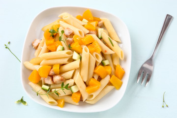 Nudel-Salat mit Mango und Hähnchen